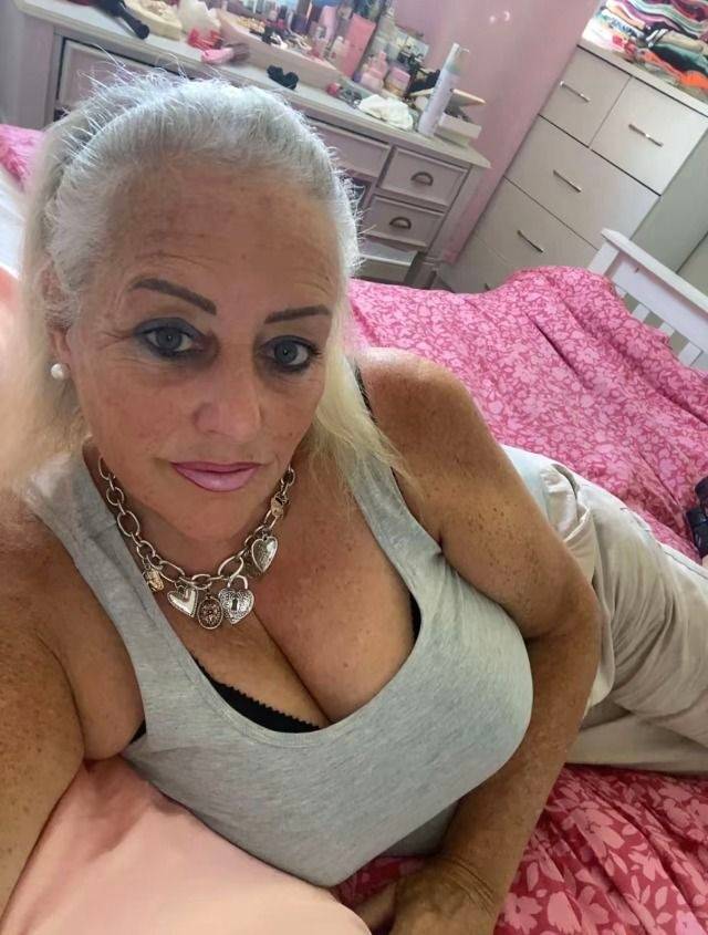 Marte är 55 år gammal och väldigt sexig
