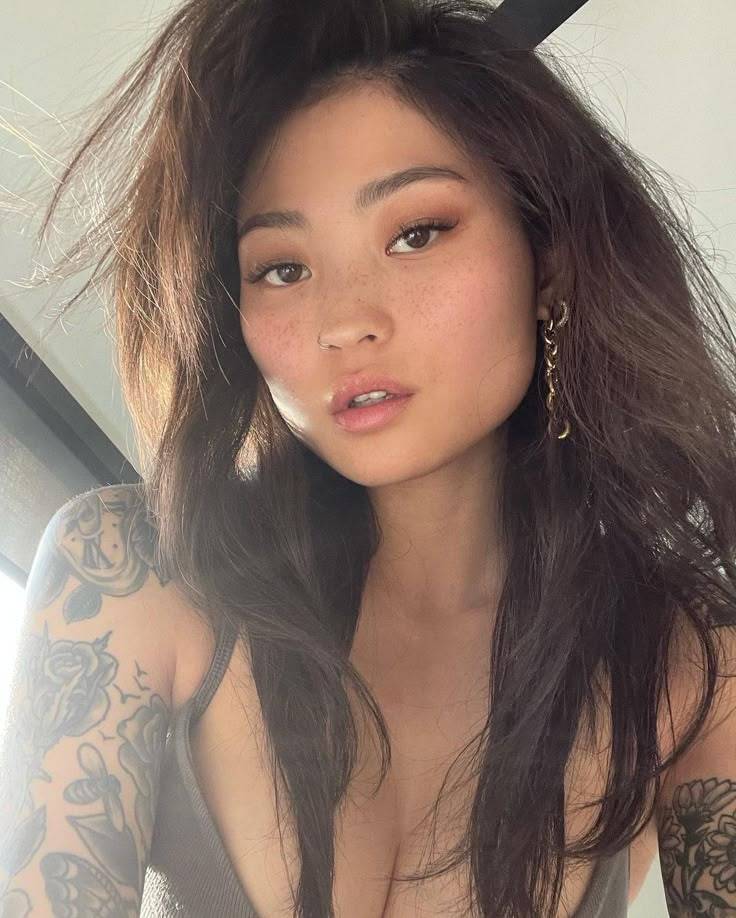Tatuerade thailändska eskorten Beam